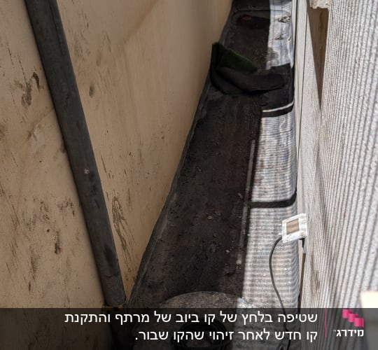 אזור חיצוני עם מכסה ביוב וכבל חשמלי